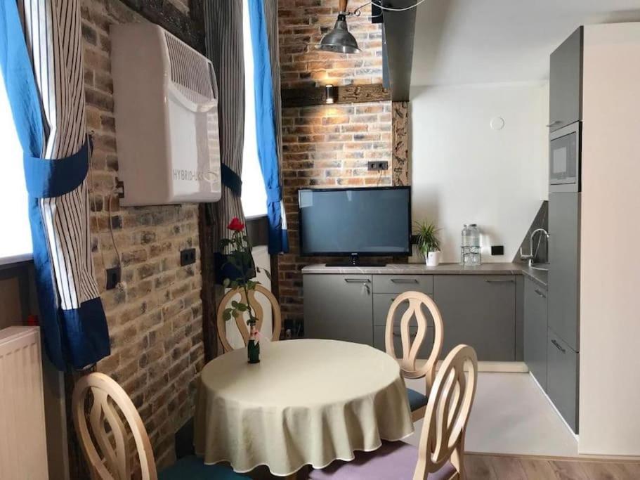 Charming Loft Near Old Town Apartment Tallinn Bagian luar foto