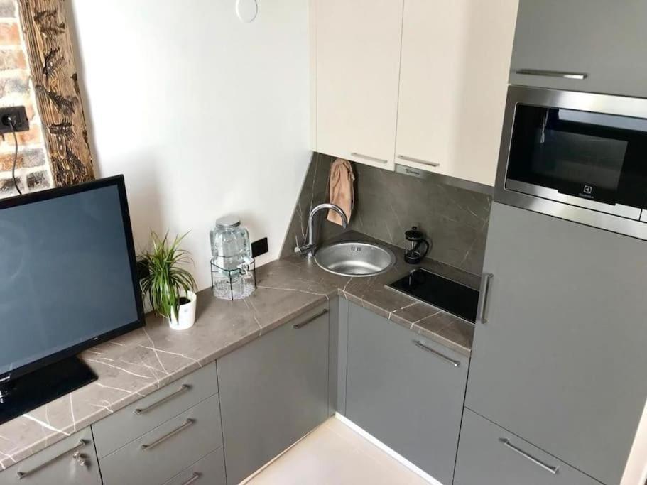 Charming Loft Near Old Town Apartment Tallinn Bagian luar foto
