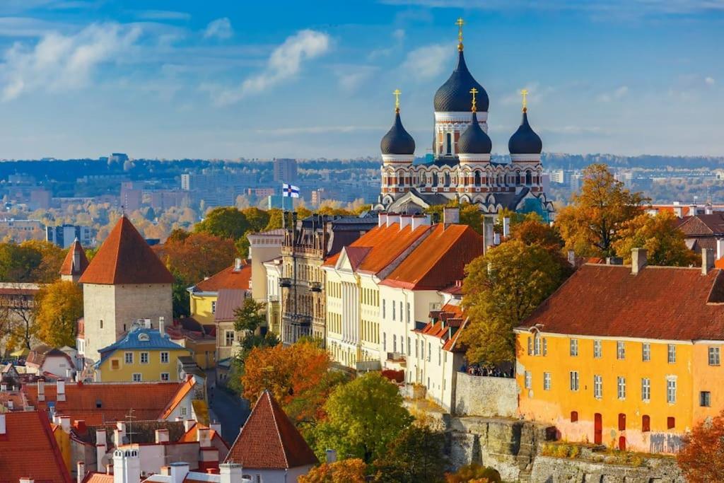 Charming Loft Near Old Town Apartment Tallinn Bagian luar foto
